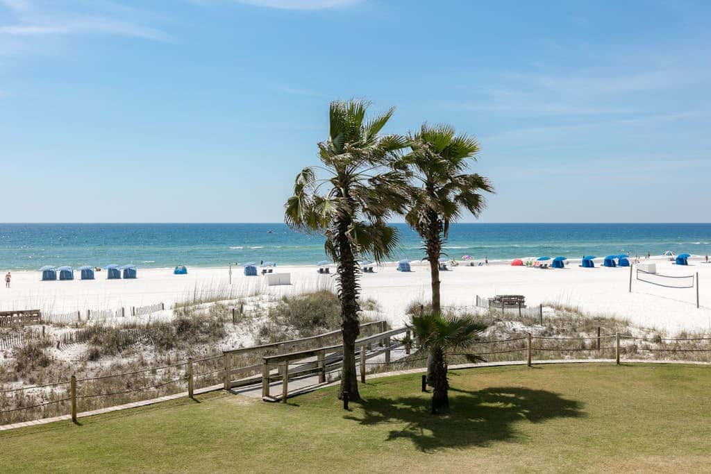 Beachfront condo w balcony, easy beach access & pools, hot tubs & sauna