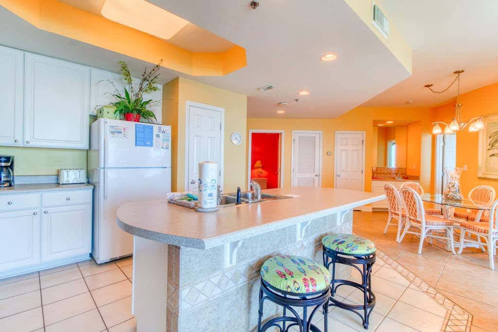 Beachfront condo w balcony, easy beach access & pools, hot tubs & sauna