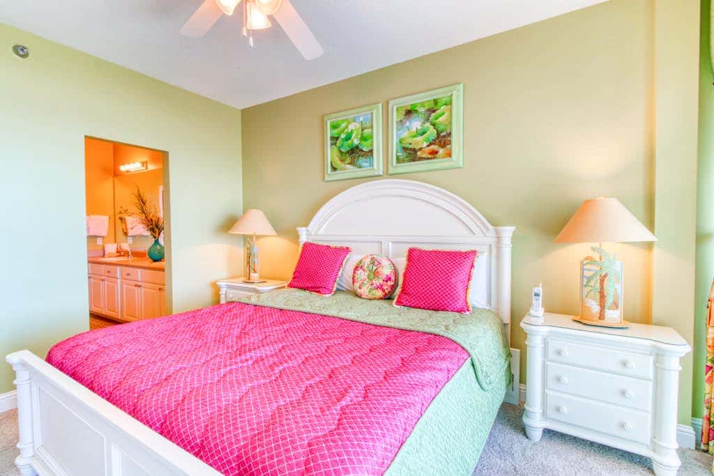 Beachfront condo w balcony, easy beach access & pools, hot tubs & sauna
