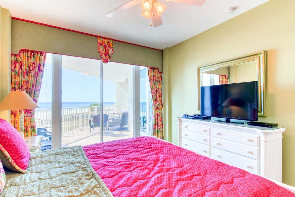 Beachfront condo w balcony, easy beach access & pools, hot tubs & sauna