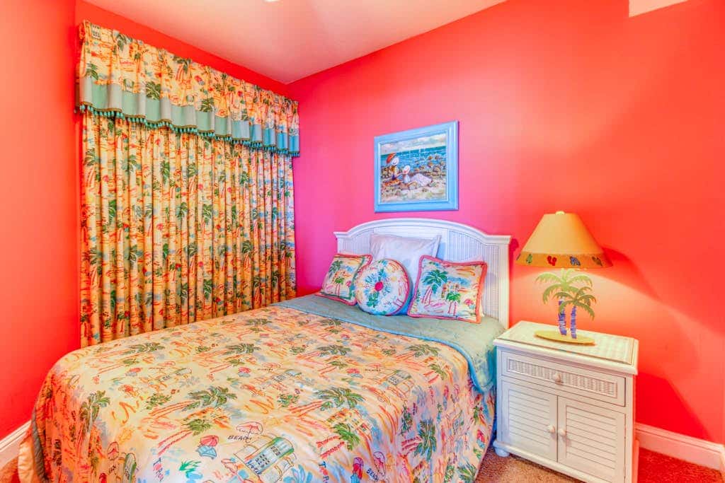 Beachfront condo w balcony, easy beach access & pools, hot tubs & sauna