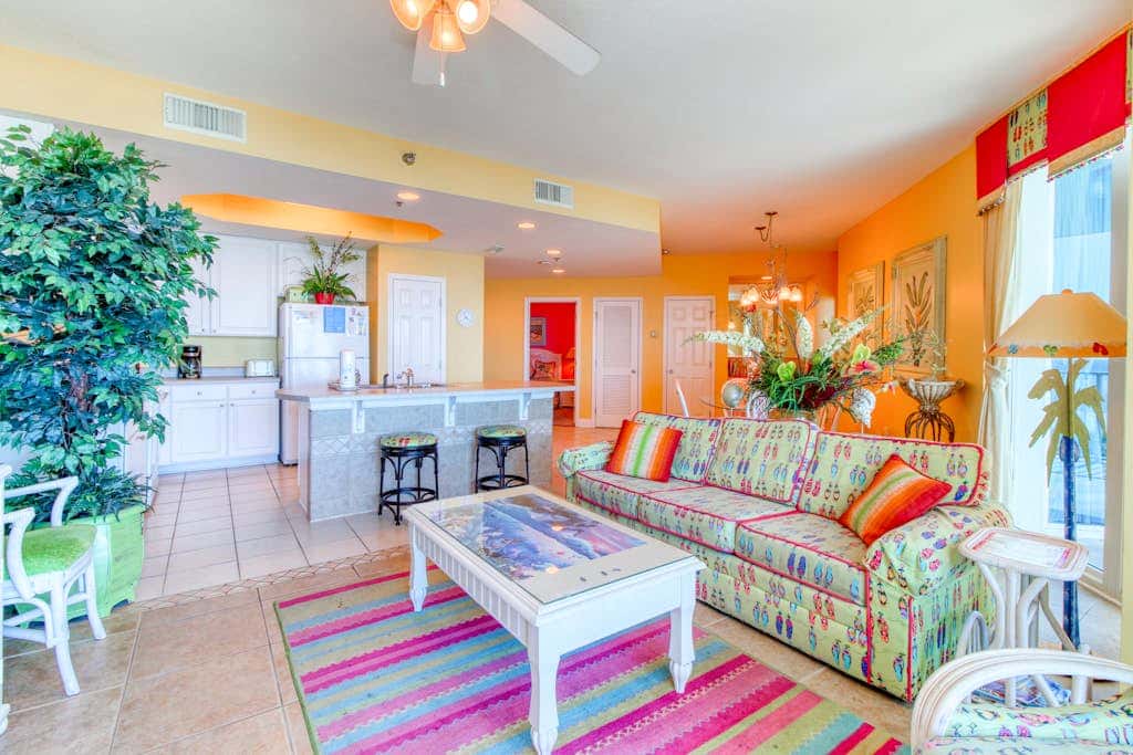 Beachfront condo w balcony, easy beach access & pools, hot tubs & sauna