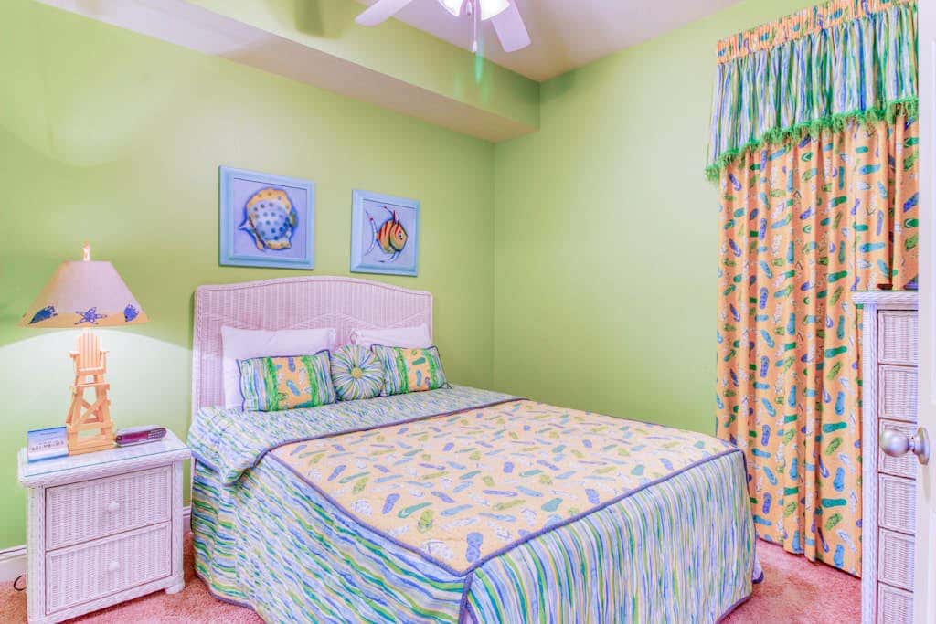 Beachfront condo w balcony, easy beach access & pools, hot tubs & sauna