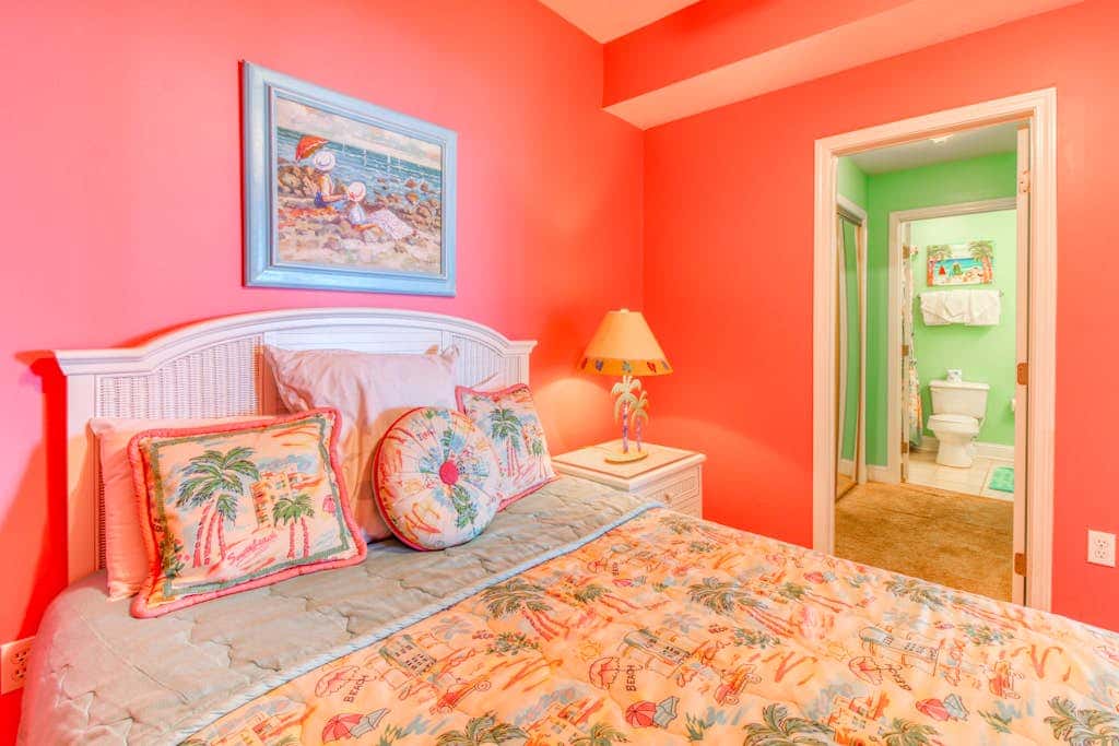 Beachfront condo w balcony, easy beach access & pools, hot tubs & sauna