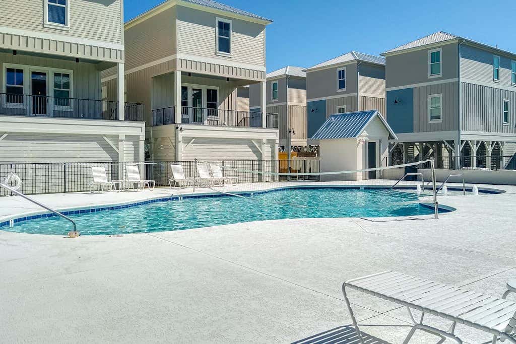 Luxurious, two-story cottage near the beach w a full kitchen & shared pool