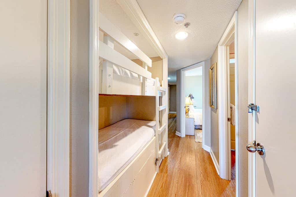 Gulf-front condo on 5th floor with amazing views, on-site pool & balcony