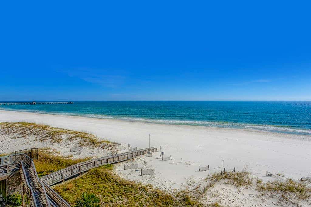 Gulf-front condo on 5th floor with amazing views, on-site pool & balcony