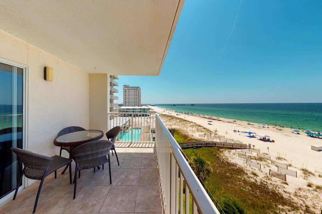Gulf-front condo on 5th floor with amazing views, on-site pool & balcony