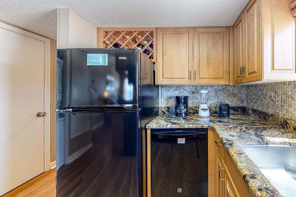 Gulf-front condo on 5th floor with amazing views, on-site pool & balcony
