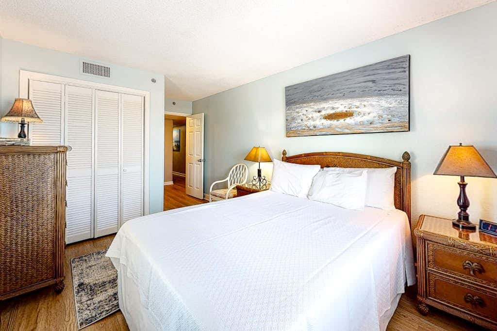 Gulf-front condo on 5th floor with amazing views, on-site pool & balcony