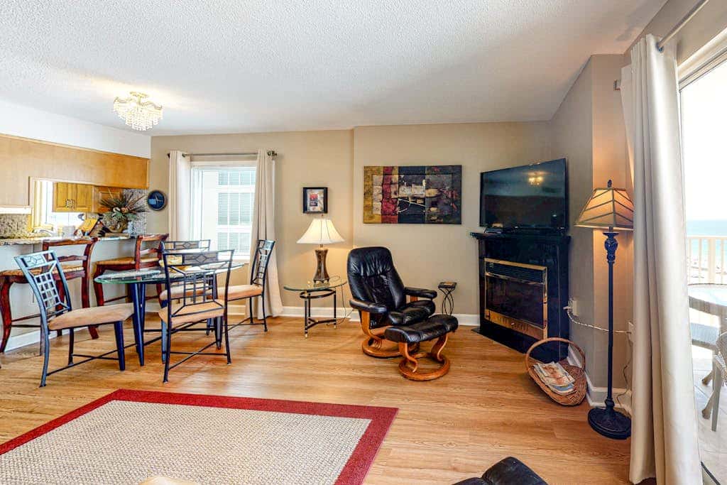 Gulf-front condo on 5th floor with amazing views, on-site pool & balcony