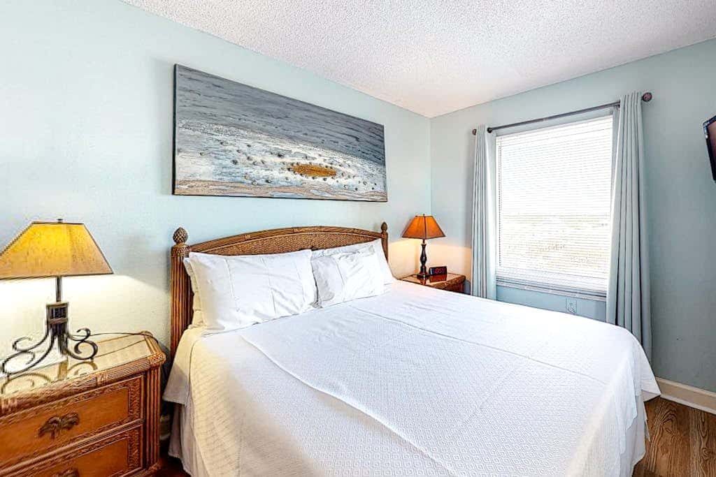 Gulf-front condo on 5th floor with amazing views, on-site pool & balcony