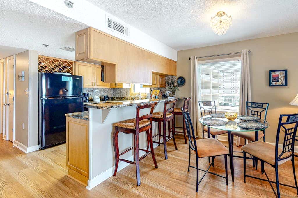 Gulf-front condo on 5th floor with amazing views, on-site pool & balcony
