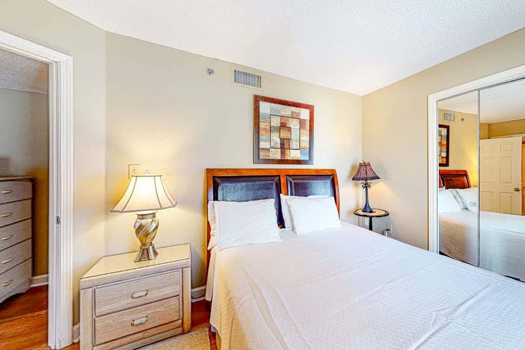 Gulf-front condo on 5th floor with amazing views, on-site pool & balcony