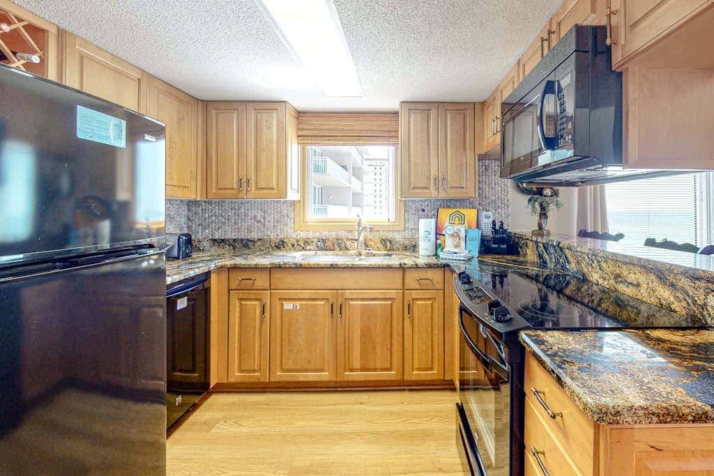 Gulf-front condo on 5th floor with amazing views, on-site pool & balcony