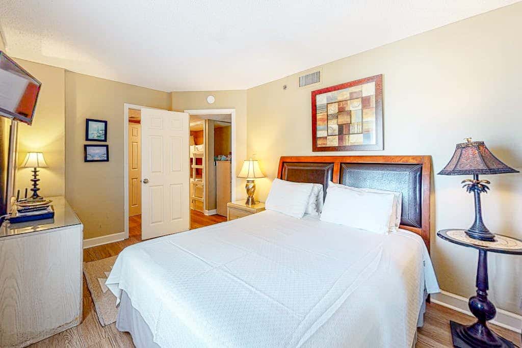 Gulf-front condo on 5th floor with amazing views, on-site pool & balcony