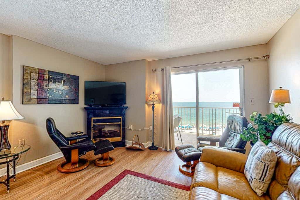 Gulf-front condo on 5th floor with amazing views, on-site pool & balcony