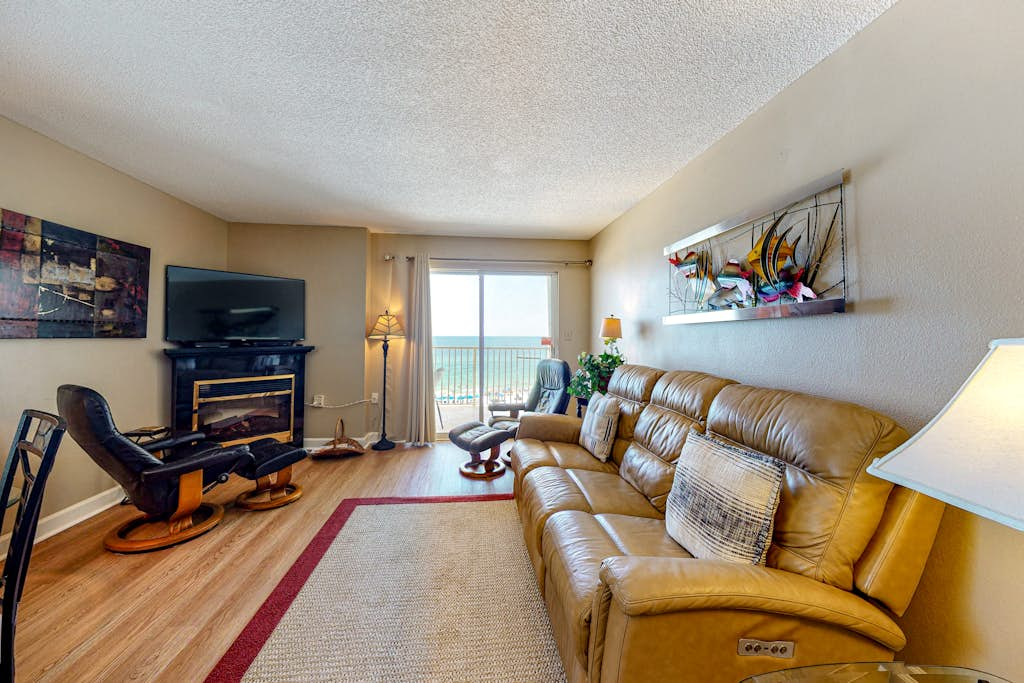 Gulf-front condo on 5th floor with amazing views, on-site pool & balcony