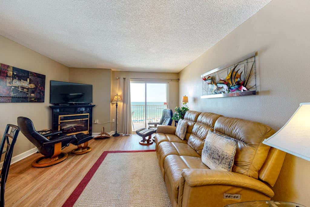 Gulf-front condo on 5th floor with amazing views, on-site pool & balcony