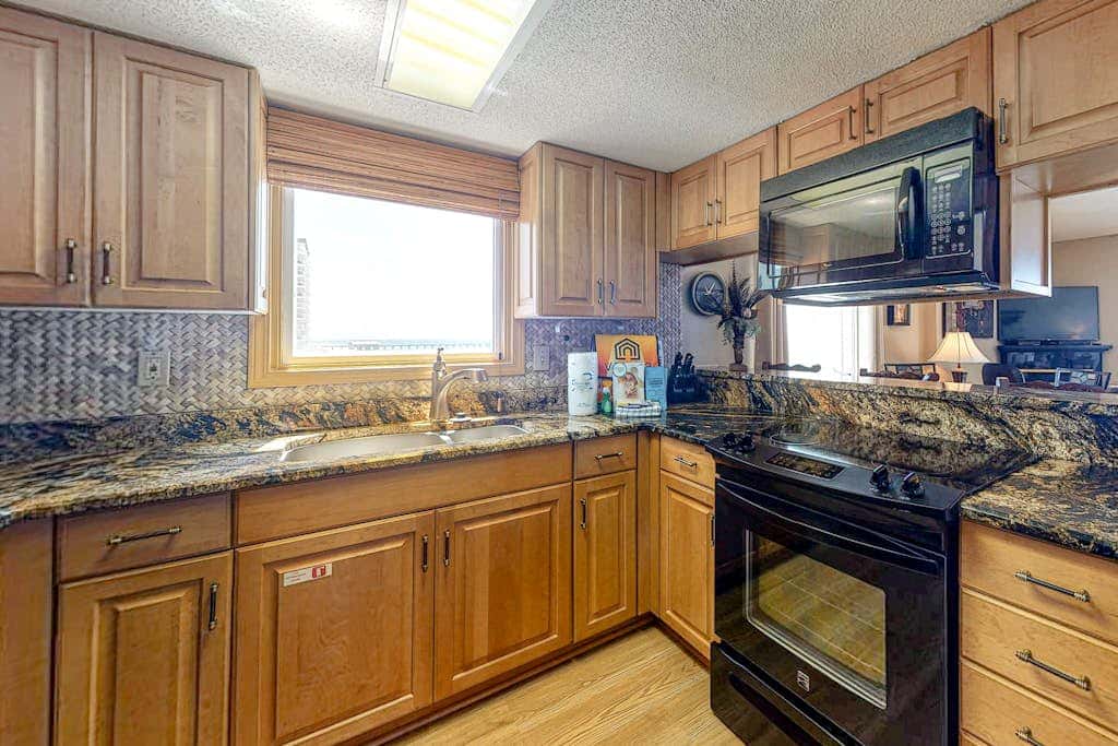 Gulf-front condo on 5th floor with amazing views, on-site pool & balcony