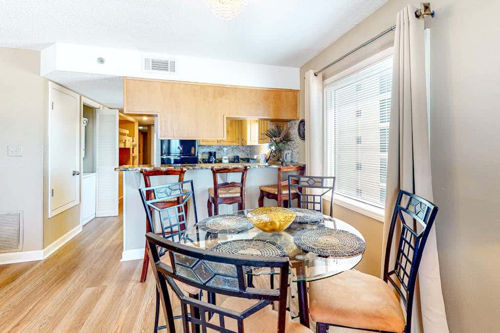 Gulf-front condo on 5th floor with amazing views, on-site pool & balcony