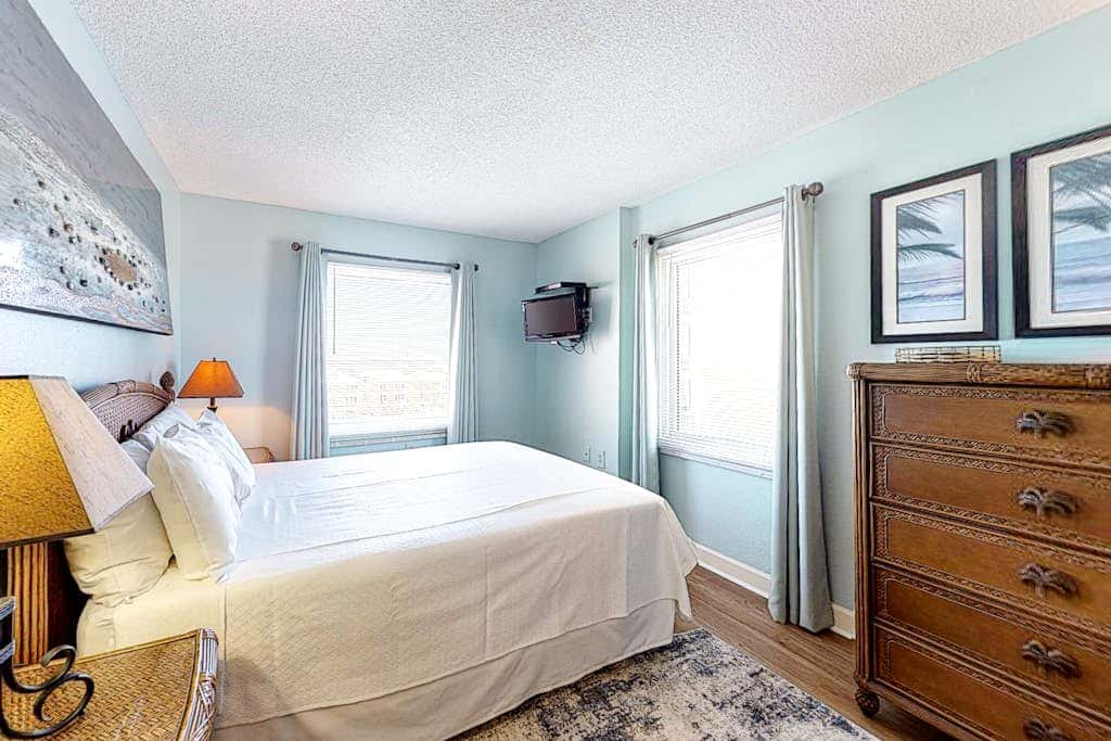 Gulf-front condo on 5th floor with amazing views, on-site pool & balcony