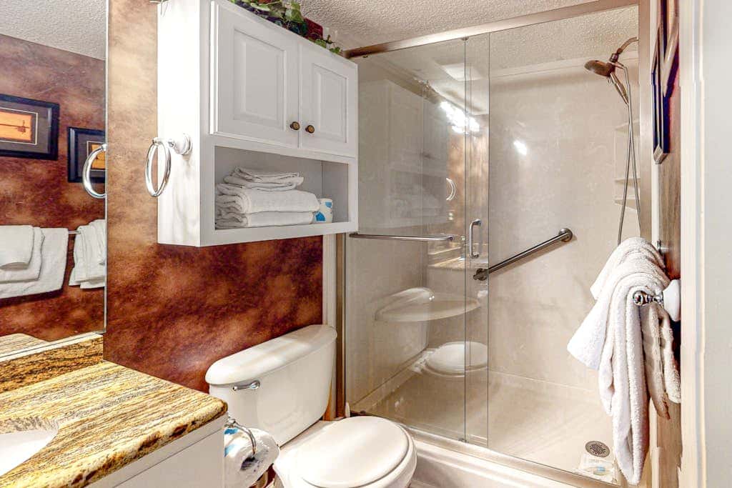 Gulf-front condo on 5th floor with amazing views, on-site pool & balcony