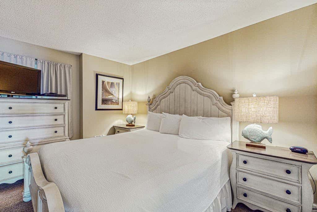 Gulf-front 5th-floor condo with balcony, pool & beach access - snowbird-friendly