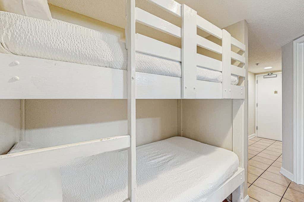 Gulf-front 5th-floor condo with balcony, pool & beach access - snowbird-friendly