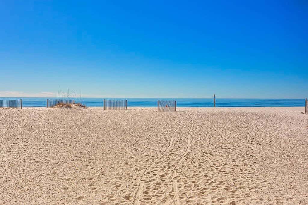 Gulf-front 5th-floor condo with balcony, pool & beach access - snowbird-friendly