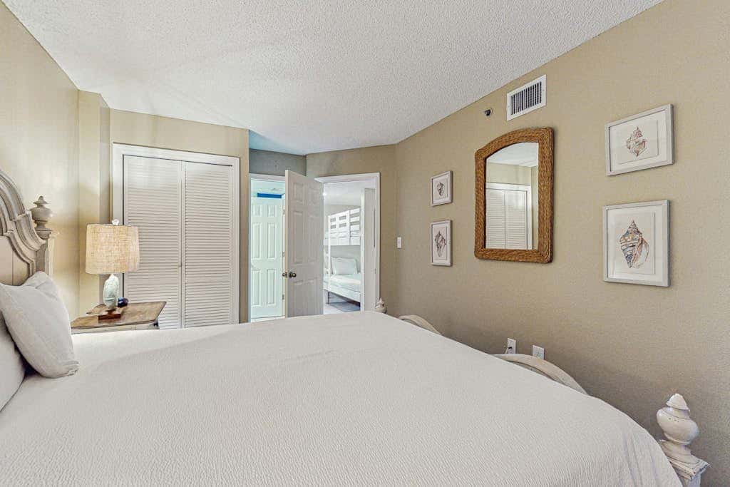 Gulf-front 5th-floor condo with balcony, pool & beach access - snowbird-friendly