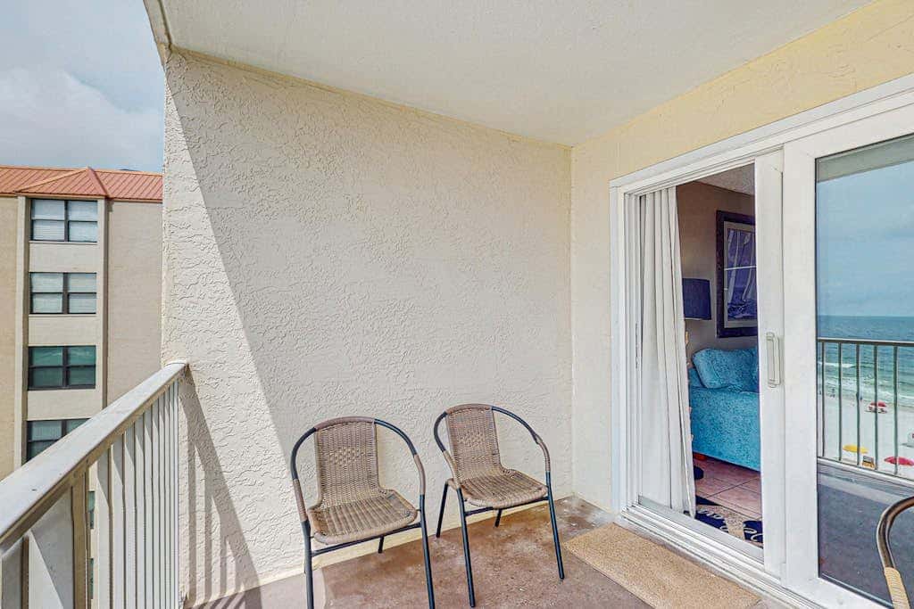 Gulf-front 5th-floor condo with balcony, pool & beach access - snowbird-friendly