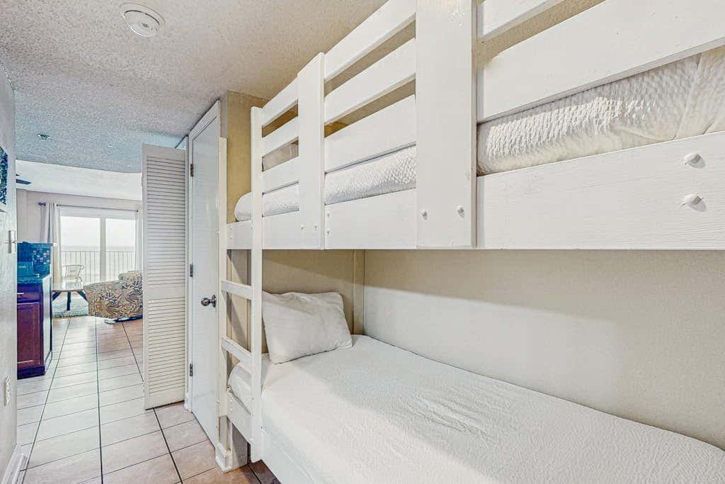 Gulf-front 5th-floor condo with balcony, pool & beach access - snowbird-friendly