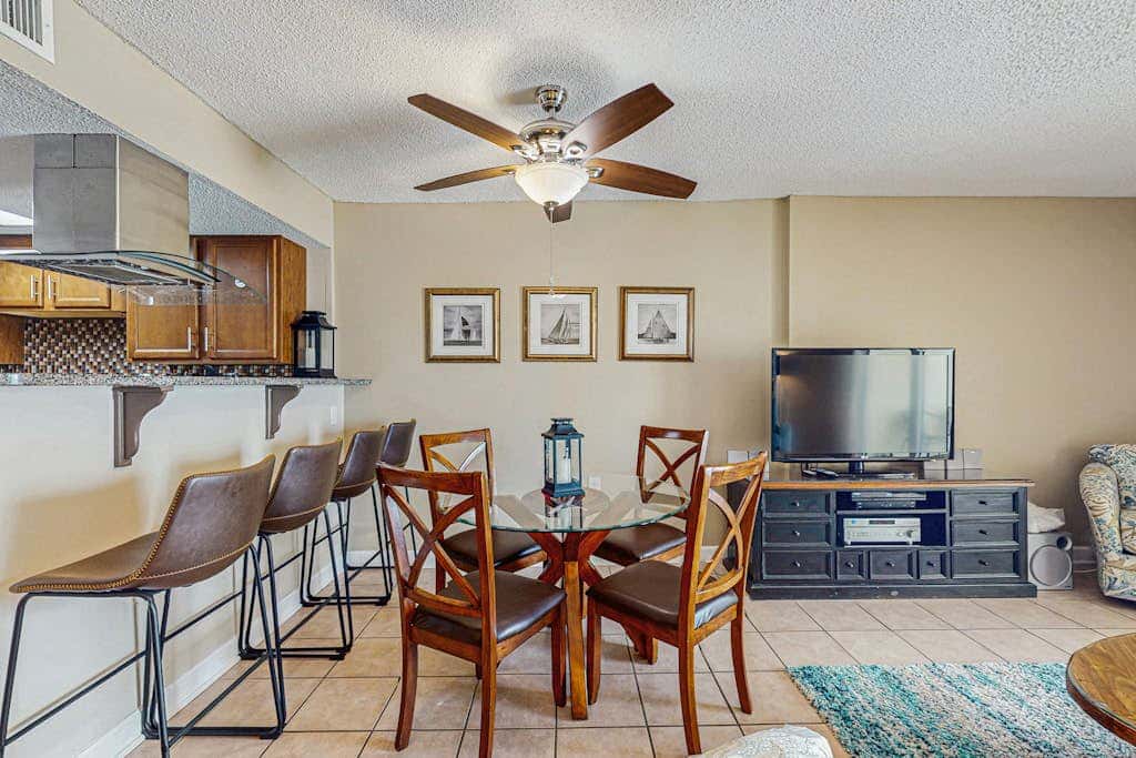 Gulf-front 5th-floor condo with balcony, pool & beach access - snowbird-friendly