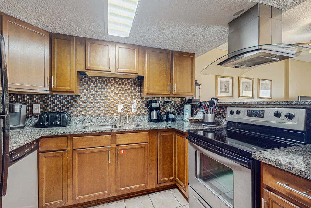Gulf-front 5th-floor condo with balcony, pool & beach access - snowbird-friendly