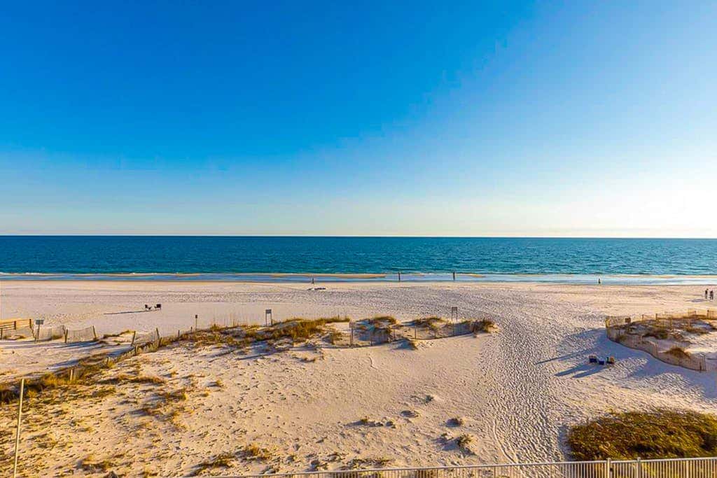 Gulf-front 5th-floor condo with balcony, pool & beach access - snowbird-friendly