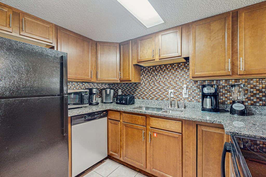 Gulf-front 5th-floor condo with balcony, pool & beach access - snowbird-friendly