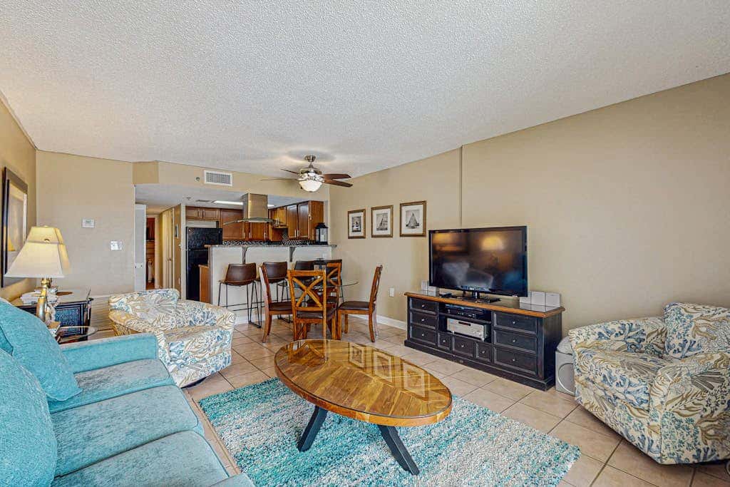 Gulf-front 5th-floor condo with balcony, pool & beach access - snowbird-friendly