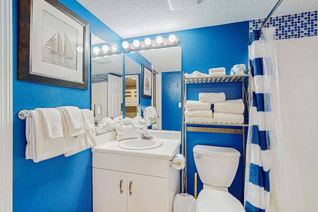 Gulf-front 5th-floor condo with balcony, pool & beach access - snowbird-friendly