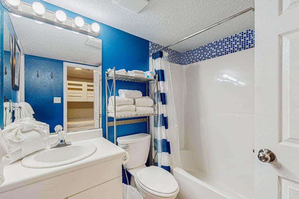 Gulf-front 5th-floor condo with balcony, pool & beach access - snowbird-friendly