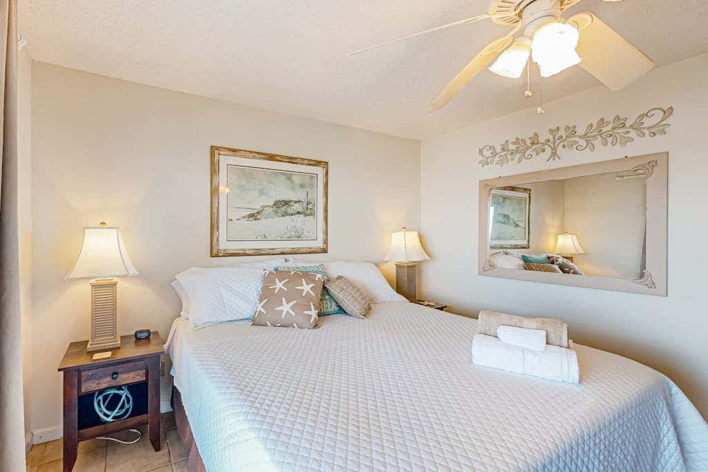 Waterfront condo with shared pool & pier, gas grill, balcony & AC