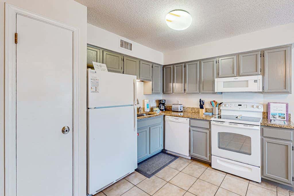 Waterfront condo with shared pool & pier, gas grill, balcony & AC