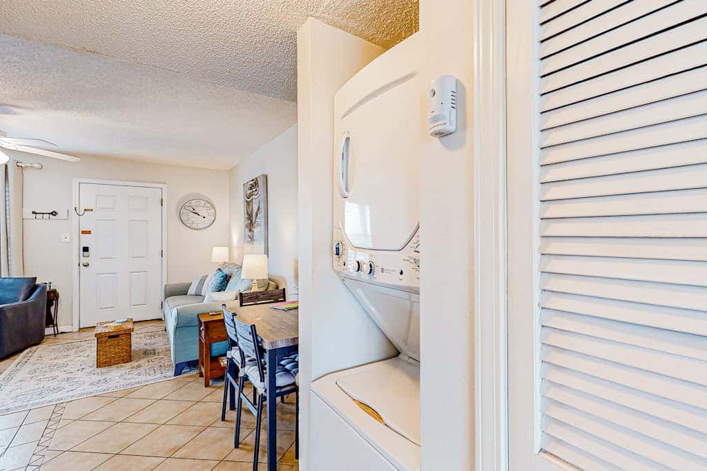 Waterfront condo with shared pool & pier, gas grill, balcony & AC