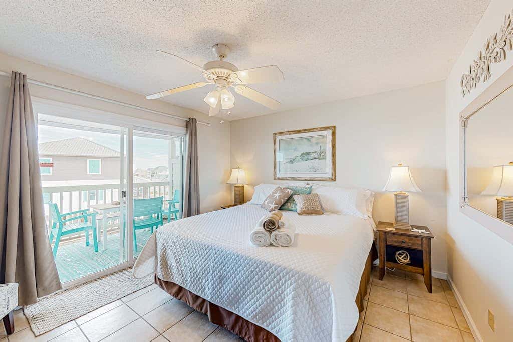 Waterfront condo with shared pool & pier, gas grill, balcony & AC