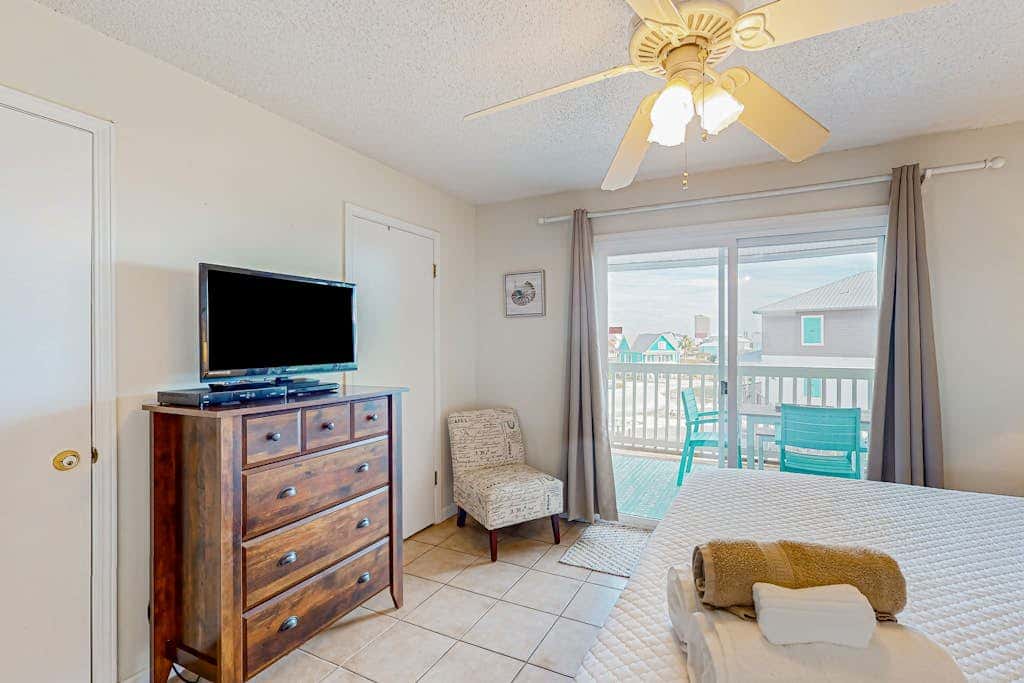 Waterfront condo with shared pool & pier, gas grill, balcony & AC