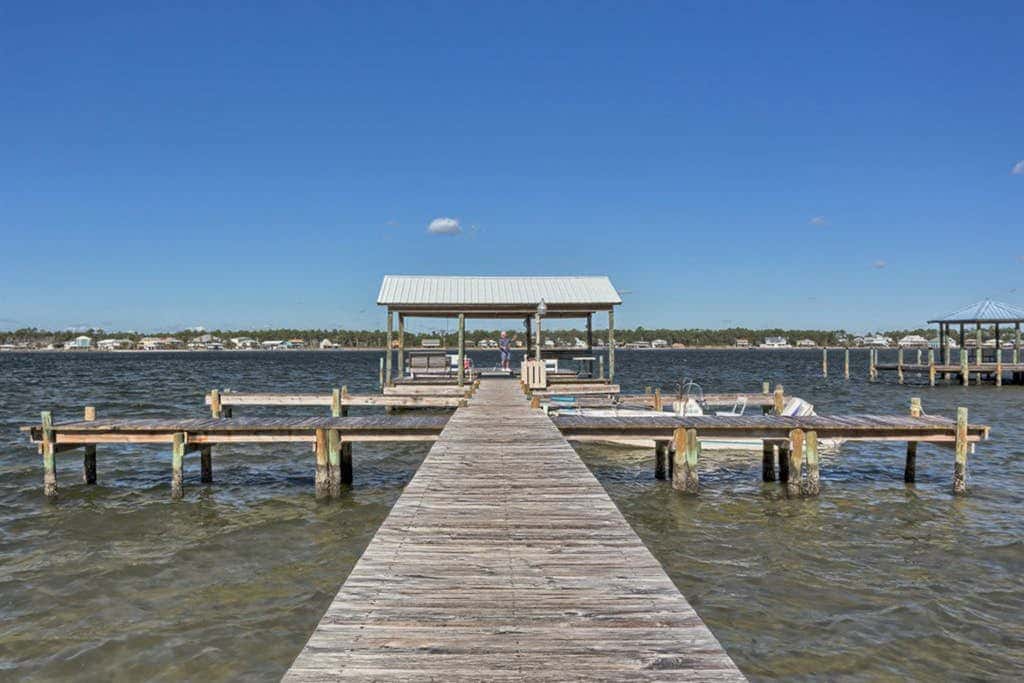 Waterfront condo with shared pool & pier, gas grill, balcony & AC
