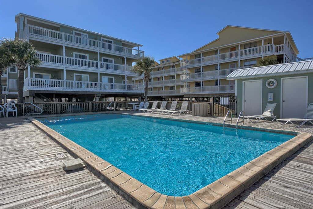 Waterfront condo with shared pool & pier, gas grill, balcony & AC
