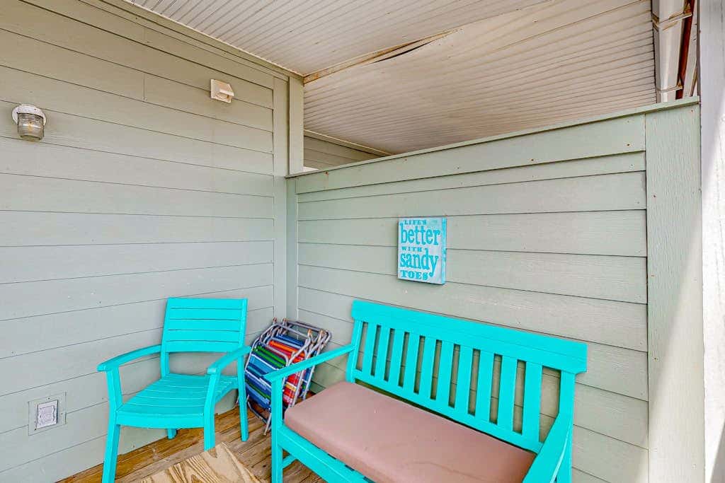 Waterfront condo with shared pool & pier, gas grill, balcony & AC