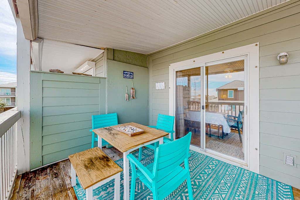 Waterfront condo with shared pool & pier, gas grill, balcony & AC