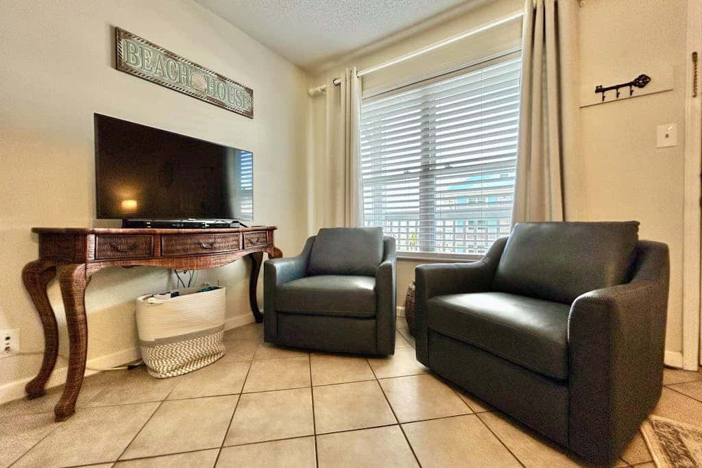 Waterfront condo with shared pool & pier, gas grill, balcony & AC